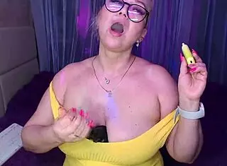 i'm this hot russian webcam mommy aimeeparadise, a married slut with natural tits flashing in private parties