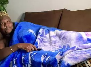 Latina shakes big ass in sexy dance moves