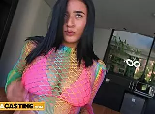 la novia de mi hijastra esta en casa y yo a ver que mi hijastra salio a la tienda a provecho y le follo su coño