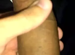 老头巨屌露出来尿Caneco一身