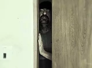 Padrasto perde a cabeça e visita enteada à noite para sexo hardcore.