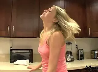 Mofozo Com - 18 Year Old Blonde Gets Cum On Pussy