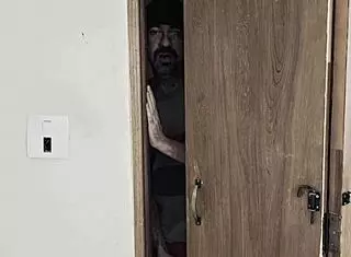 Padrasto perde a cabeça e visita enteada à noite para sexo hardcore.