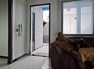 Fui surpreendida vendo amigo fuder rabuda gostosa até pernas tremerem de tanto anal! 😈🍑