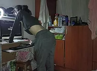 Hot sex with a very hot Alubna who lets herself penetrate while doing her chores.