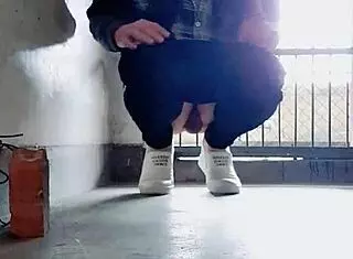 pseudo girl tingting gets horny at noon in female clothes outdoors and pees wildly!