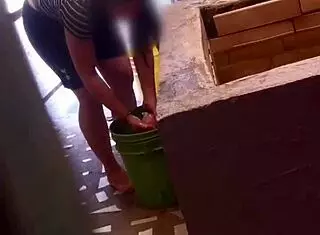 el primo me folla el culo hasta dejar leche dentro lavando mi ropa