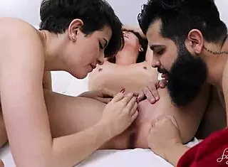 Fodendo o Cuzinho das Duas Meia-Irm�s em um Sexo Surreal with Hairy Pussy Licking Cunilingus Muff Diving