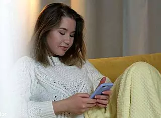 Alluring bombshell visits doctor for intense fingering and riding cowgirl to achieve squirting orgasm in hospital!