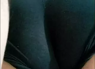 Mi hermanastra shared the bed with me so I gave her a hot ass massage 😘🍑