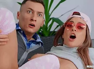 艾莉安娜·艾姆斯狂吞巨屌情人节大鸡巴