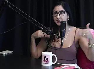 Morena Safada Mostra Peitos e Buceta