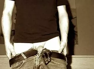 She starts with a chain striptease in latex, then gets her ass fucked hard with a dildo until cumshot.