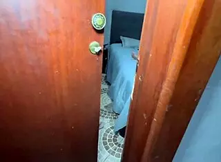 Espiando enteada depois do banho passando creme no corpo e se masturbando