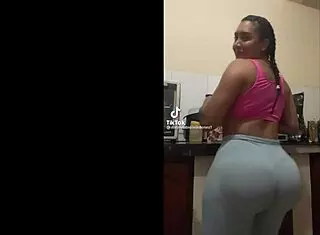 Whoa, this gorgeous Latina has such a perfect ass shaking in leggings