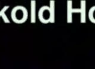 essa morena novinha chupou dois paus e deu o cu na suruba quente