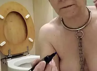 2025 01 15 esclave f lèche les wc in raw toilet humiliation