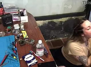 no tenía para pagarle a mi técnico y termine chupándole la pija