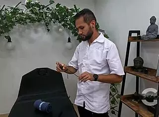 El masajista quiere darme un final feliz con su gran verga parte 1 - salome gil