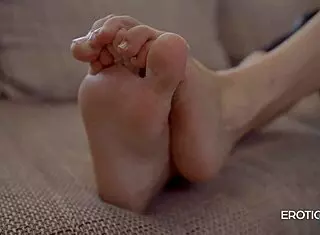 come jerk off on my sexy feet now