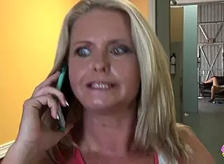 金发Mia Vallis粗玩大奶熟女Maya Devine变态女同舔奶舔逼POV