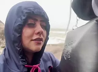 I can't believe this novinho is pounding my big ass on the beach in front of everyone.