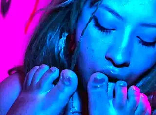 抽烟拉丁辣妹不停舔脚狂拜