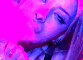 抽烟拉丁辣妹不停舔脚狂拜