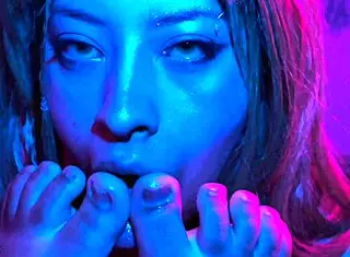 抽烟拉丁辣妹不停舔脚狂拜