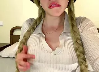 嘿看可爱继妹房里喷水超美味😍金发大学生巨乳