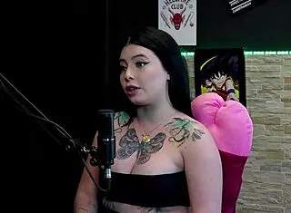 safada does stripper and rips off clothes after saying she cheated on boyfriend with sixteen people at club