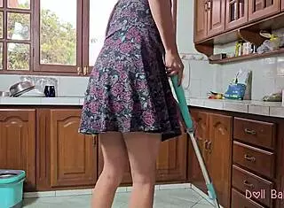 mi nueva empleada es tan inexperta que accede a todas mis solicitudes, incluso upskirt y creampie en el dormitorio...