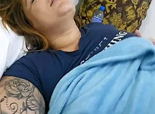 o vizinho encheu minha buceta de porra, contrasting my big pussy with his cum load