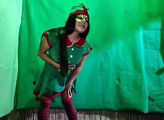 Cochina Duende Hembra De La Navidad Hot While Waiting For Noche Buena To Find Dirty Male Inserting Big Penis In Latina Vagina