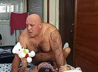 Novinha Quer Coroa With Sexy Muscular Bodybuilder in Lingerie and Hairy Armpit