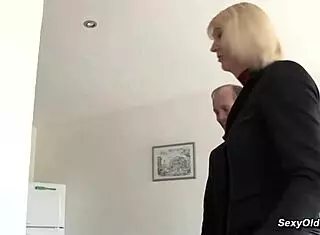 法國金髮熟女輪姦肛交狂幹