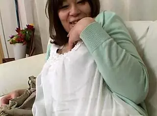 oh man, fucking this asian mom in lingerie, fingering her shaved pussy and asshole before bending her over for doggystyle anal with gaping results 😈🍑