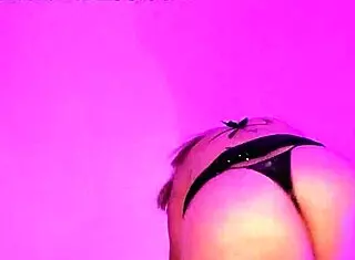 我是巨乳熟女Vivi Guedez 用震动机玩天然大奶