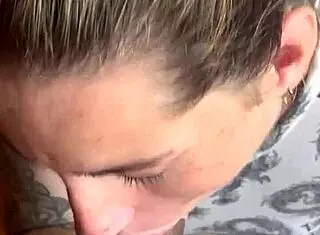 Hermosa chupada le doy a mi amigo y me da toda la lechita en la cara