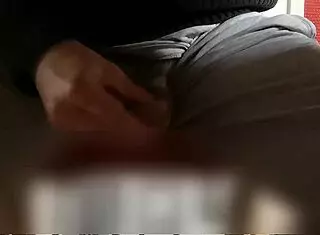 桌下偷撸自慰变偷窥中出惊喜