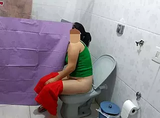 Madrasta Coloca Uma Cortina no Banheiro Só para Olhar o Enteado no Banho