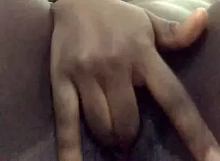 小奶黑妹独玩骚逼 自摸湿奶大阴唇超淫