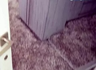 性感大学生18+自慰紧穴被继兄逮到狠插