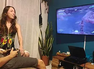 Ele queria jogar video game mas eu tava louca pra dar o cuzinho pra ele! 🔥🍑