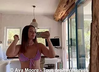 J'adore me faire defoncer la chatte par une grosse queue comme une grosse pute et recevoir plein de sperme sur mon cul de salope