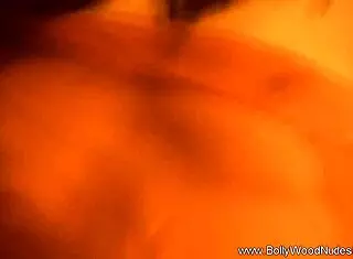 她性感扭臀舞泄露骚内心