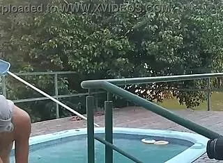 Euzinha works behind the cameras in this video.