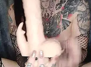 哥特女友问：准备骑震动假屌狂潮喷吗？