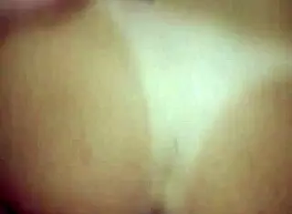 Con mi ex, me incliné sobre ella en doggystyle argentino, penetrando profundo mientras gemía de placer en esa posición caliente.