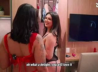 Lésbicas Gostosas Se Masturbando Com Toys E Lingerie